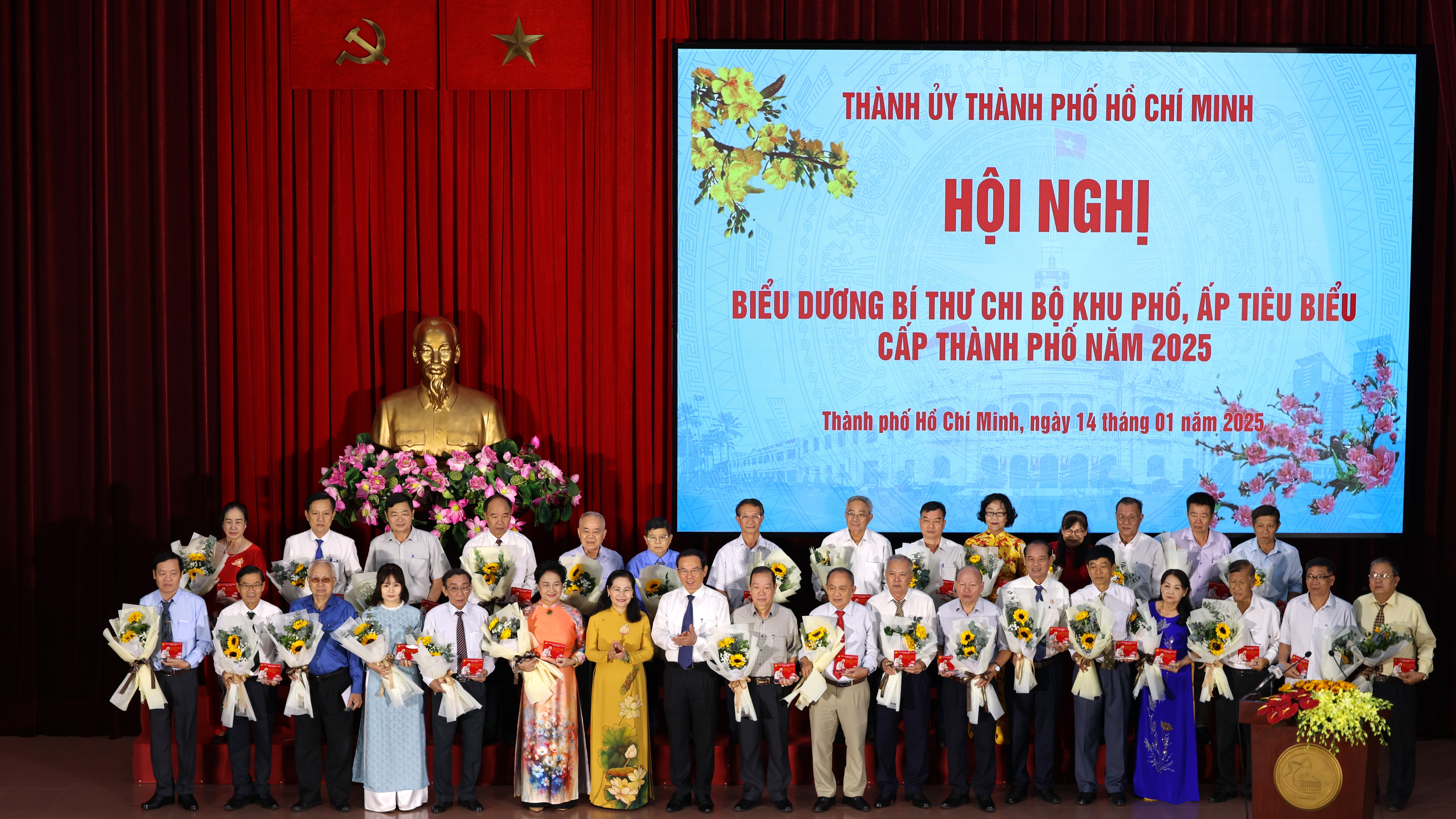 Ban Thường vụ Th&agrave;nh ủy TP HCM đ&atilde; biểu dương 186 b&iacute; thư chi bộ khu phố, ấp ti&ecirc;u biểu cấp th&agrave;nh phố năm 2025. Ảnh: LINH NHI.