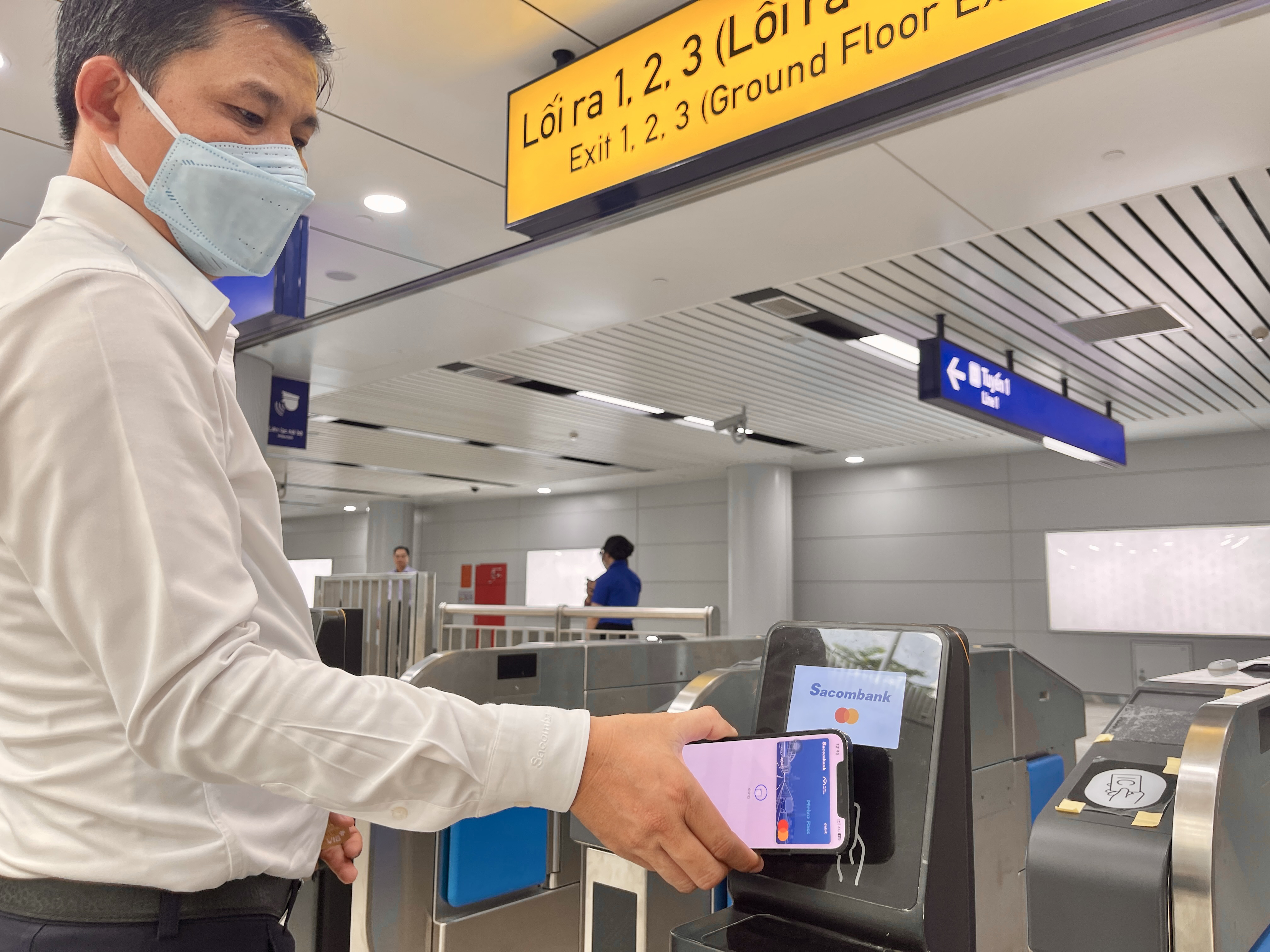 Hành khách thanh toán phí đi Metro số 1 (Bến Thành - Suối Tiên) từ app Apple Pay. Ảnh: HOÀNG HÙNG