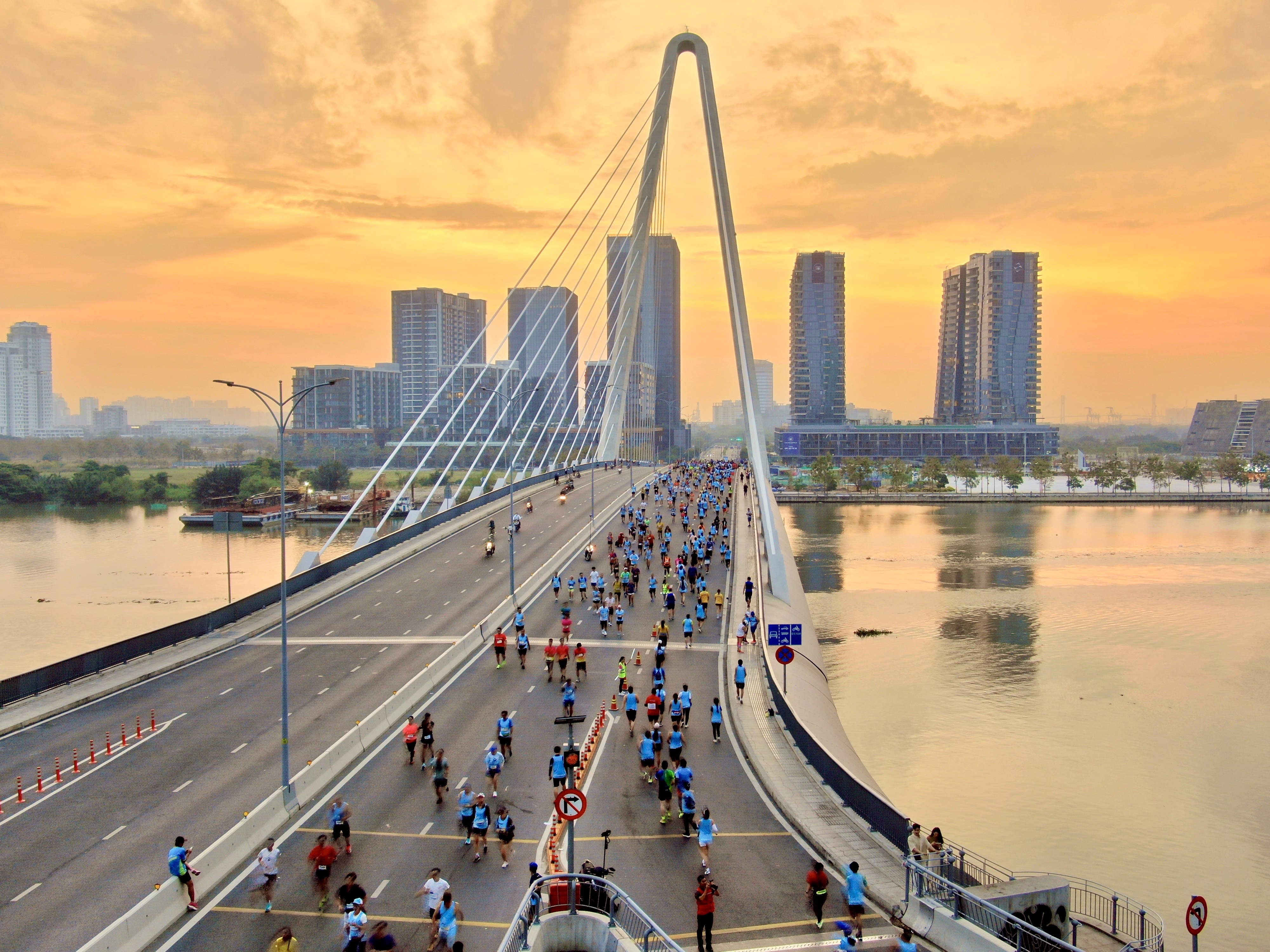 Cuộc thi marathon qua cầu Ba Son, vượt sông Sài Gòn. Ảnh: HOÀNG HÙNG