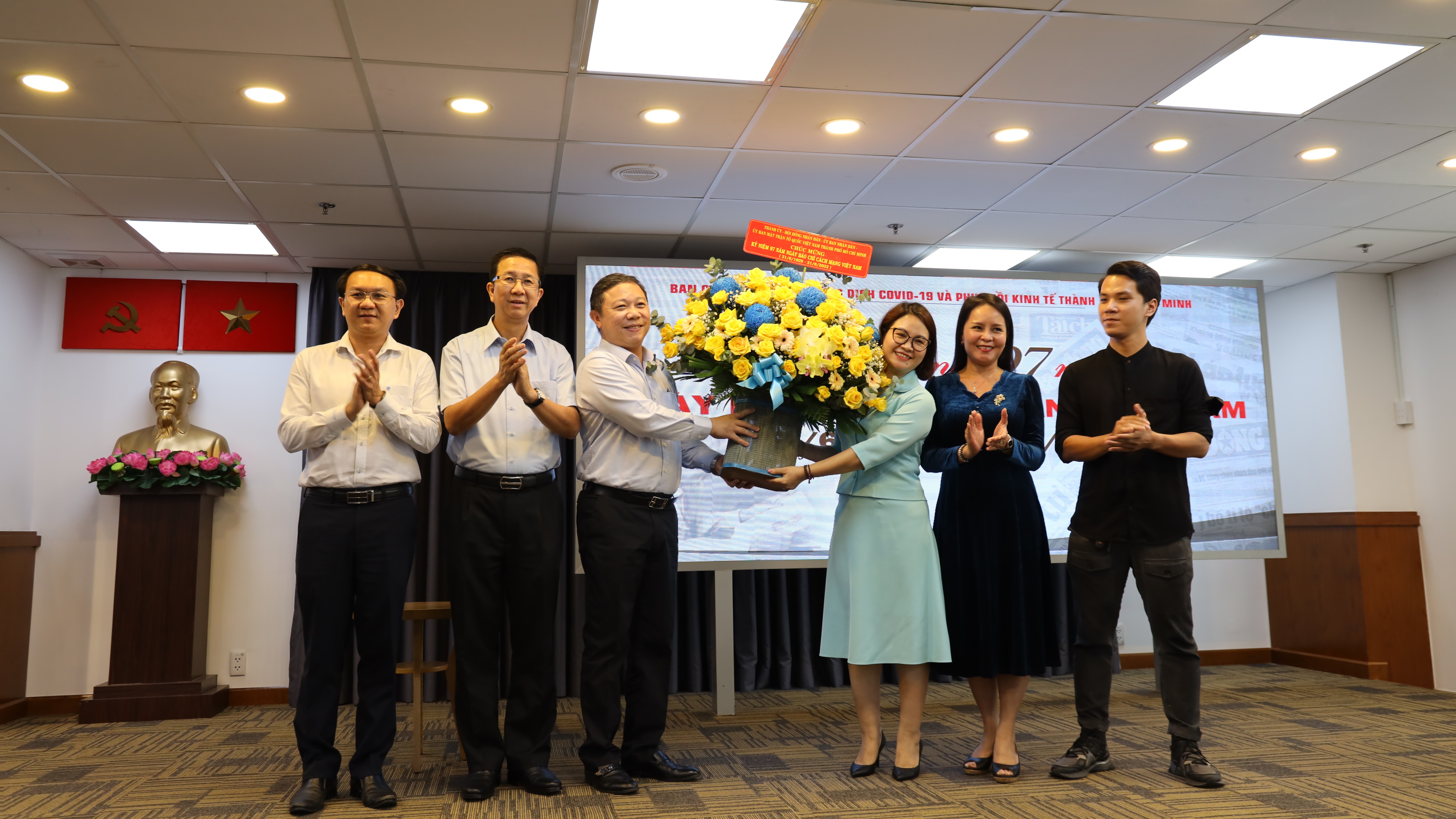 Lãnh đạo TPHCM tặng hoa cho Trung tâm báo chí cùng các nhà báo, phóng viên - Ảnh: Linh Nhi