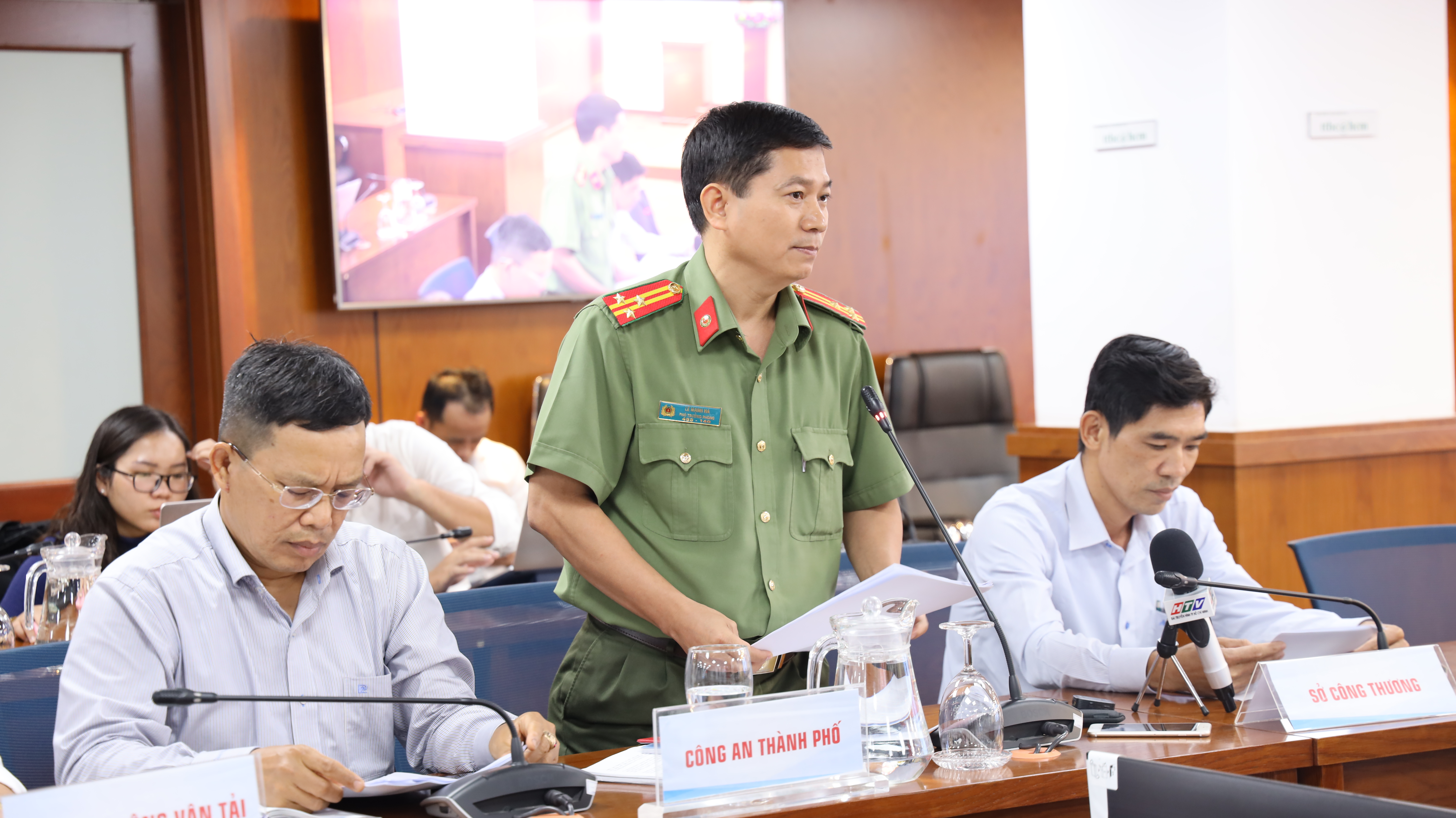 Thượng t&aacute; L&ecirc; Mạnh H&agrave; th&ocirc;ng tin tại họp b&aacute;o li&ecirc;n quan đến hoạt động mua b&aacute;n nợ. Ảnh: LINH NHI.