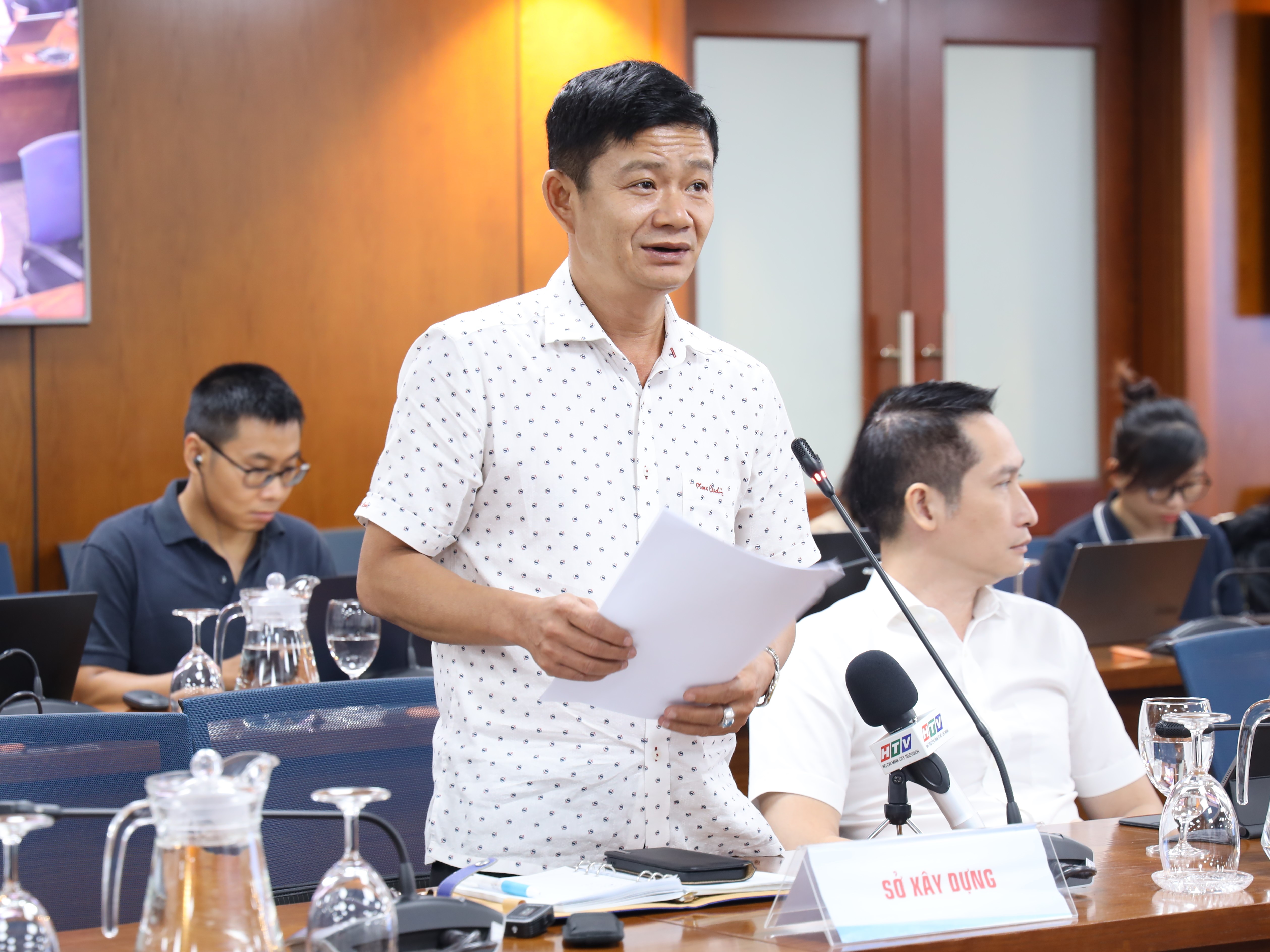 Ph&oacute; Gi&aacute;m đốc Trung t&acirc;m Quản l&yacute; hạ tầng kỹ thuật, Sở X&acirc;y Dựng Đỗ Tấn Long cho biết, tr&ecirc;n địa b&agrave;n th&agrave;nh phố hiện nay c&ograve;n 15 tuyến đường trục ch&iacute;nh c&ograve;n bị ngập khi xảy ra mưa lớn. Ảnh: LINH NHI.