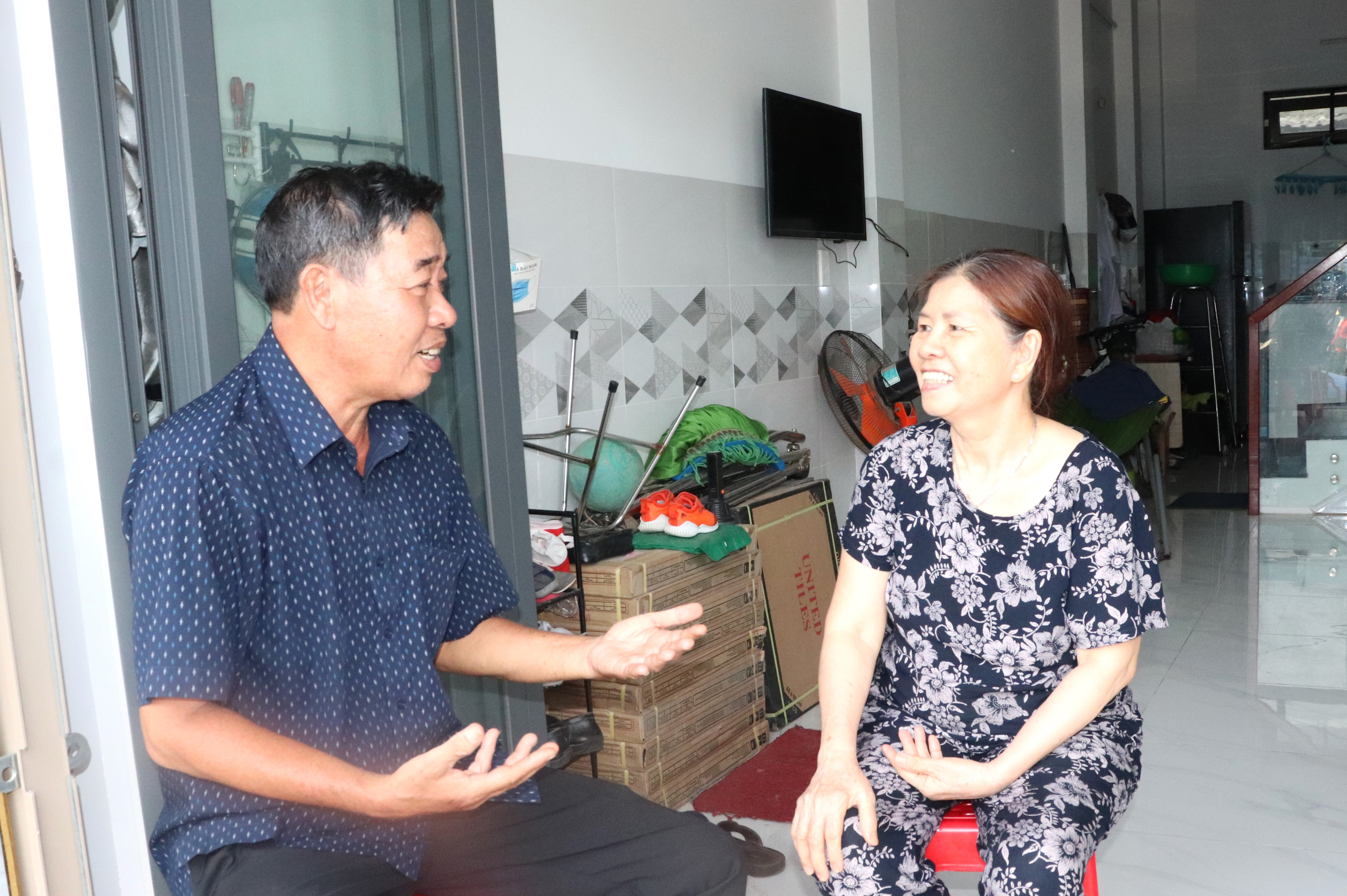 Ông Nguyễn Văn Kiên, Trưởng khu phố 7, phường 4, quận 8 thăm hỏi người dân sinh sống trên đường Tạ Quang Bửu. Ảnh: THÁI PHƯƠNG