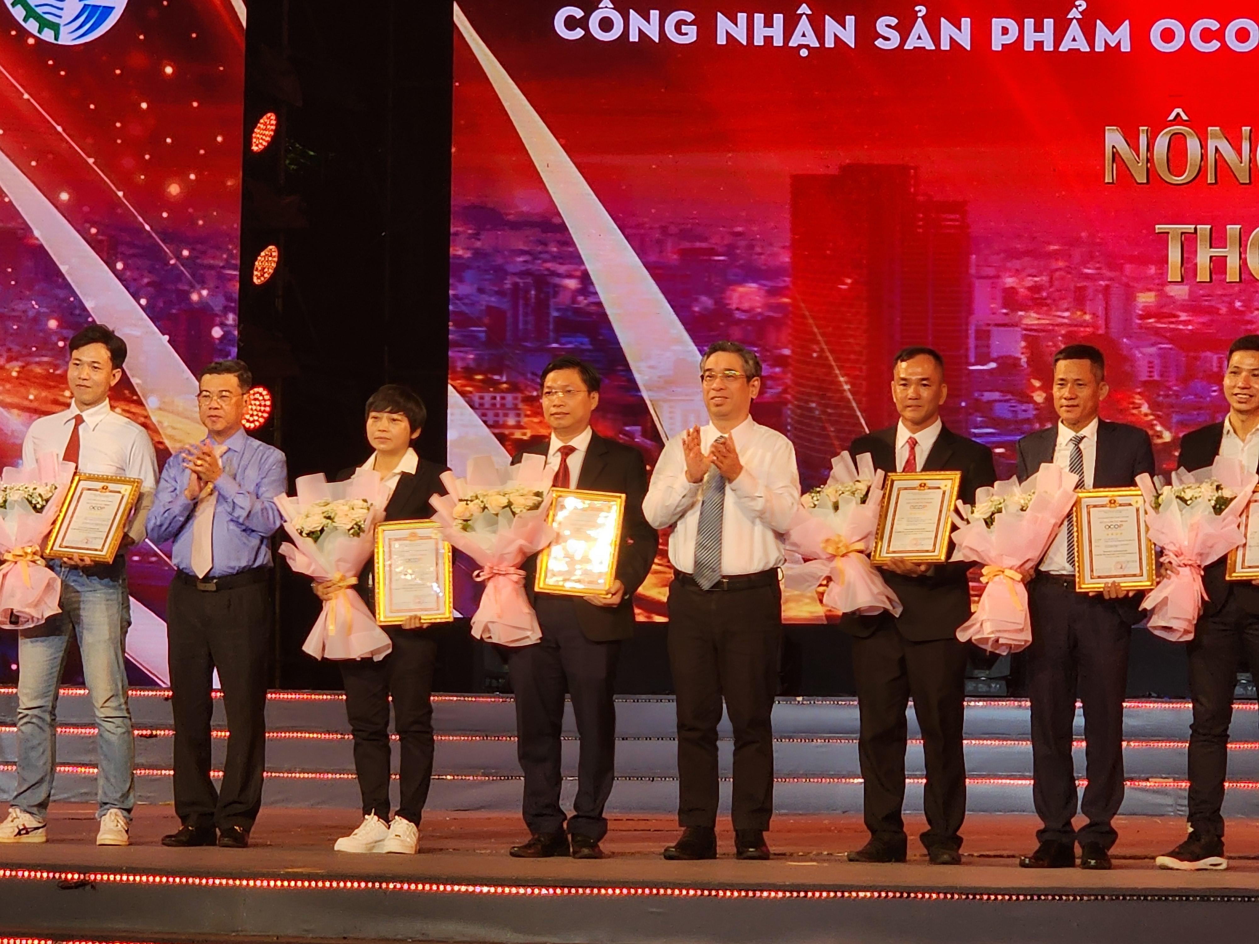 Phó Bí thư Thành ủy TPHCM Nguyễn Phước Lộc trao chứng nhận OCOP cho các chủ thể. Ảnh: ĐỨC TRUNG