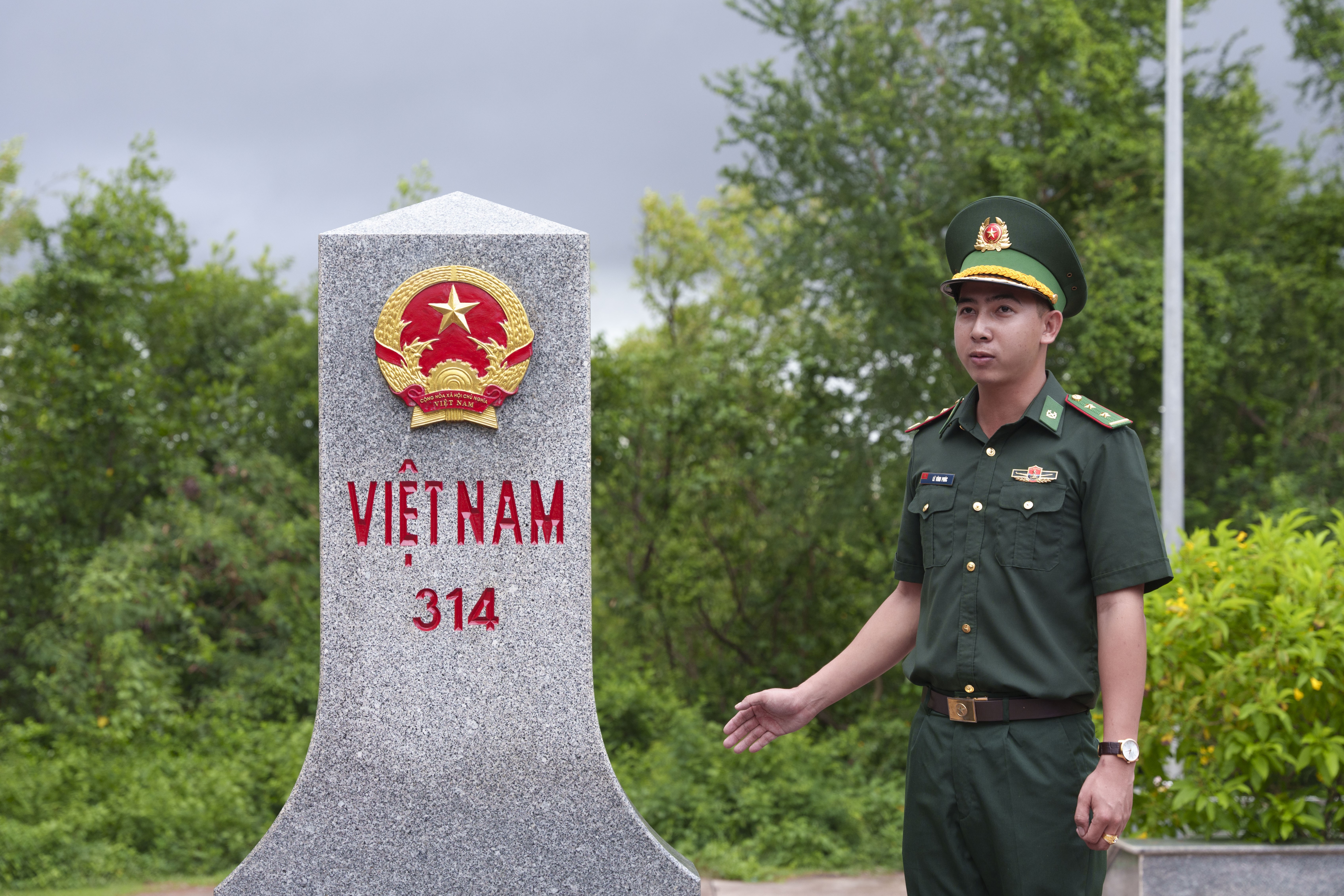 Trung &uacute;y L&ecirc; Vĩnh Ph&uacute;c, Đội trưởng Đội vận động quần ch&uacute;ng, Ph&oacute; B&iacute; thư Chi đo&agrave;n&nbsp;Đồn Bi&ecirc;n ph&ograve;ng cửa khẩu quốc tế H&agrave; Ti&ecirc;n giới thiệu về&nbsp;lịch sử h&igrave;nh th&agrave;nh đường bi&ecirc;n giới tr&ecirc;n đất liền giữa Việt Nam v&agrave; Campuchia v&agrave; &yacute; nghĩa c&aacute;c cột mốc m&agrave; đo&agrave;n được gh&eacute; thăm. Ảnh: Tr&iacute; Th&ocirc;ng.