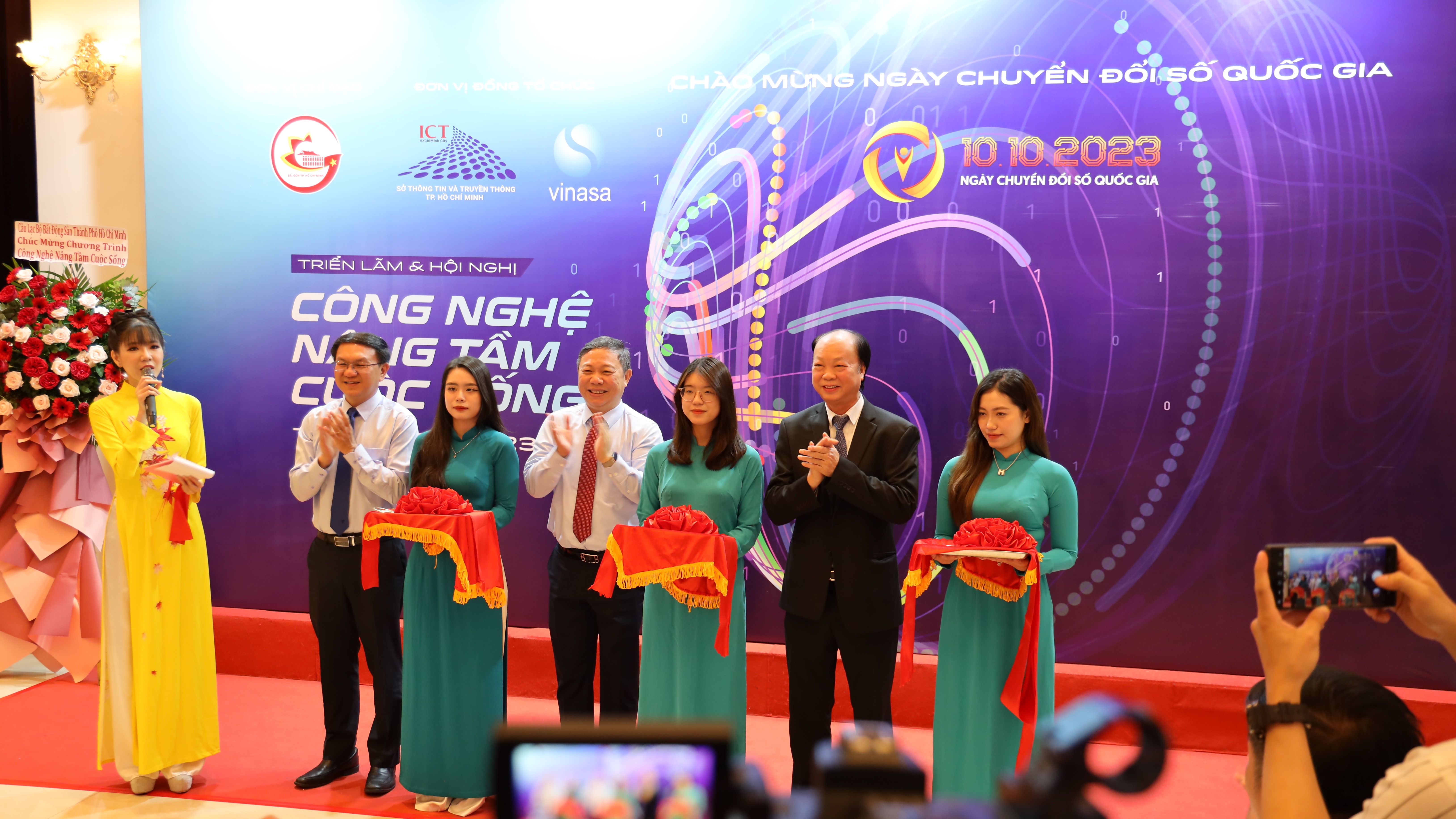 Các đại biểu thực hiện nghi thức căt băng Khai mạc Triển lãm và hội nghị Công nghệ nâng tầm cuộc sống - TECH4LIFE 2023. Ảnh: LINH NHI