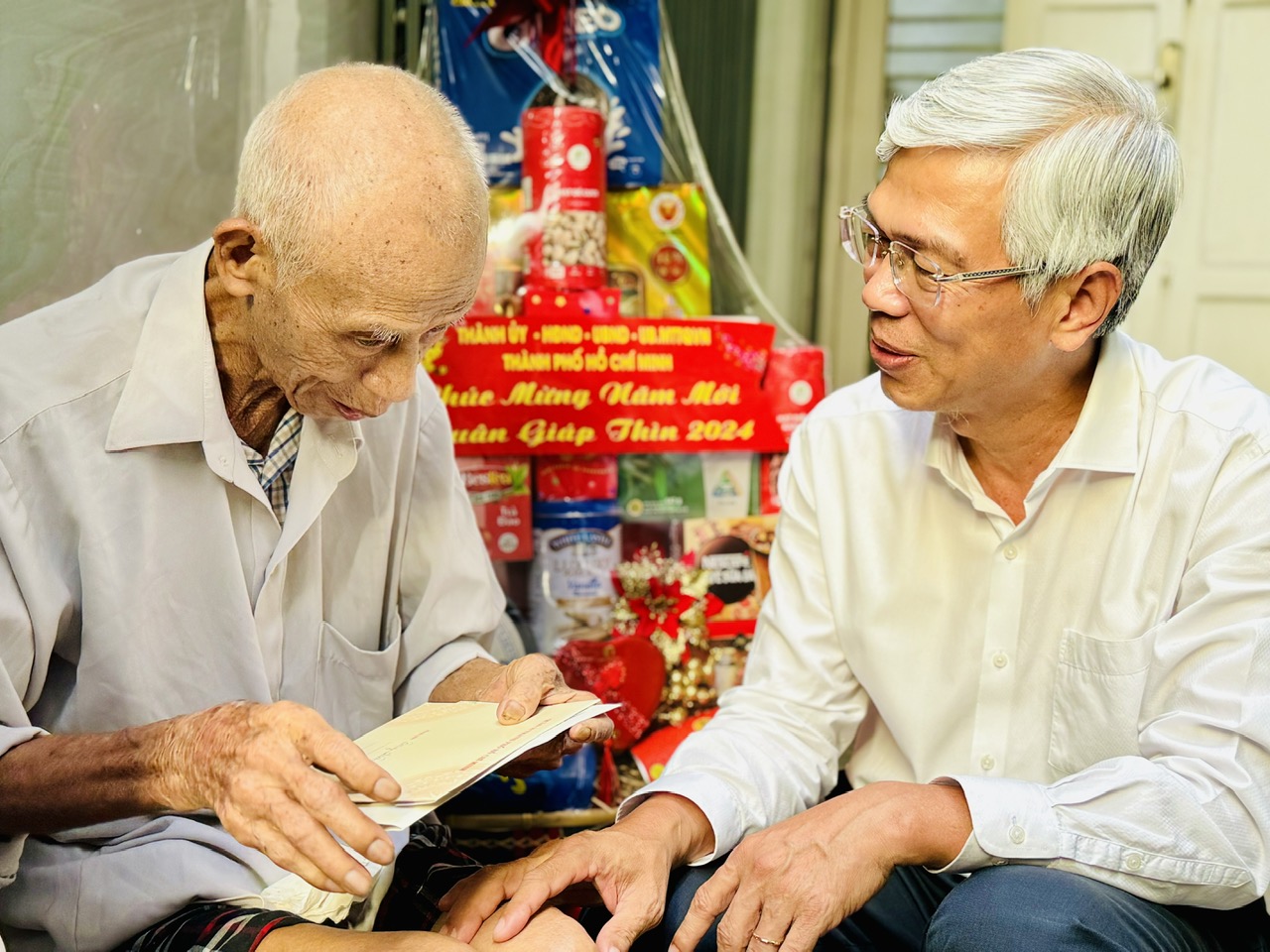 Lãnh đạo TP.HCM thăm, tặng quà tết người khó khăn, trẻ mồ côi do dịch Covid-19 - 1