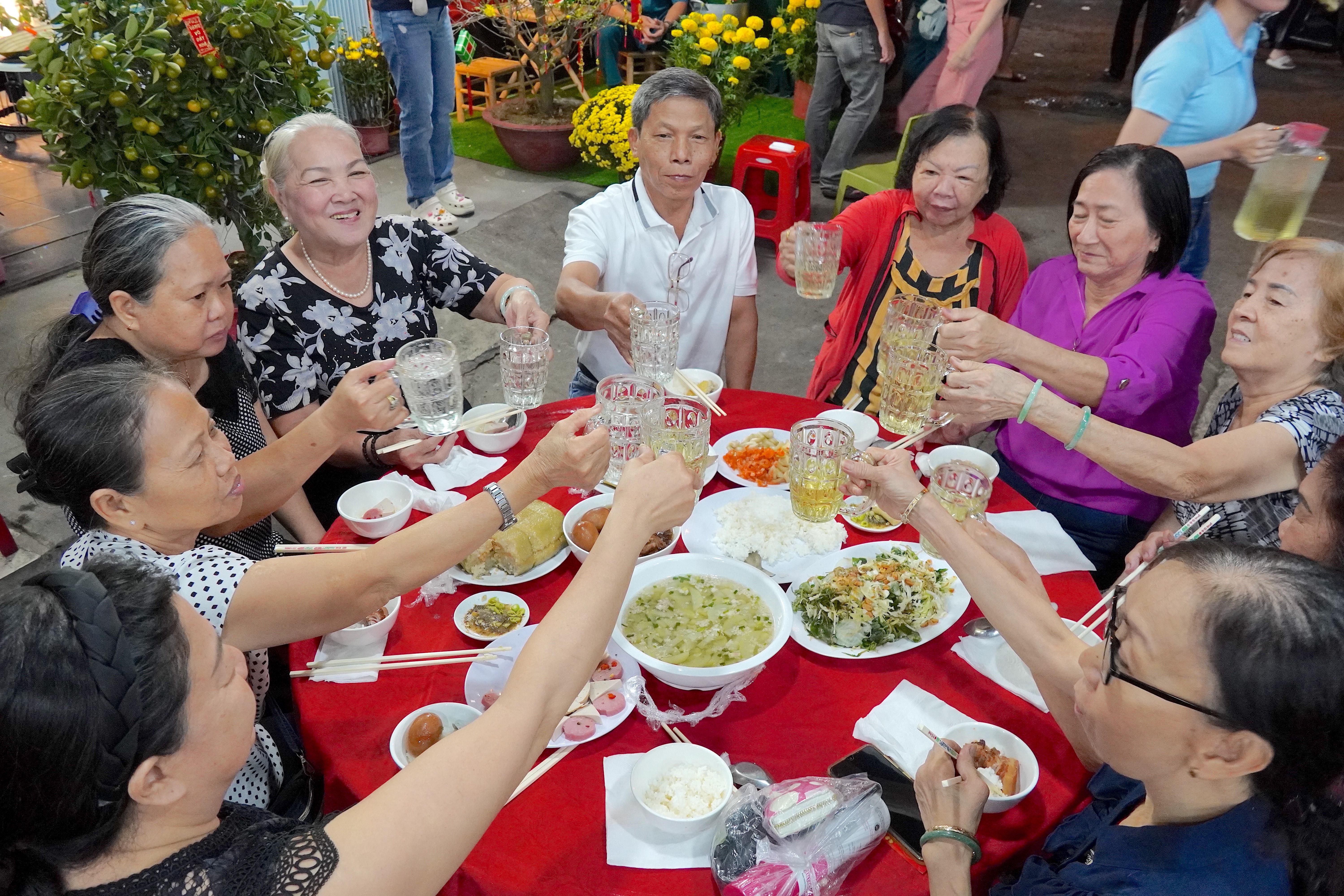 B&agrave; con trong 2 khu phố d&ugrave;ng bữa cơm tại Ng&agrave;y hội &ldquo;Xu&acirc;n đo&agrave;n kết &ndash; Tết nghĩa t&igrave;nh&rdquo;. Ảnh: THU HƯỜNG