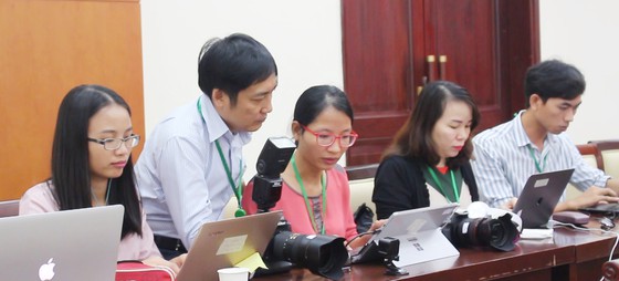 Phóng viên của các cơ quan báo chí tác nghiệp tại Đại hội Đại biểu Đảng bộ TPHCM khóa XI