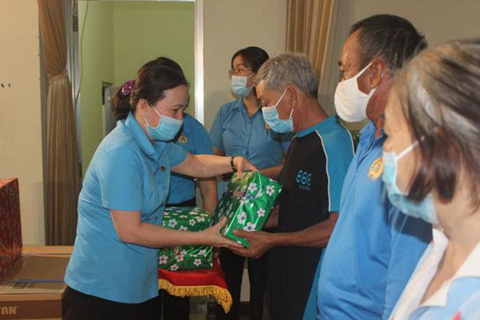 Lãnh đạo LĐLĐ quận Gò Vấp, TP HCM tặng quà Tết cho đoàn viên nghiệp đoàn khó khăn . Ảnh: THANH NGA