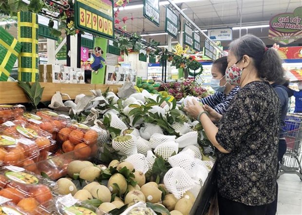 Người dân mua sắm tại hệ thống bán lẻ Saigon Co.op. (Ảnh: Mỹ Phương/TTXVN)