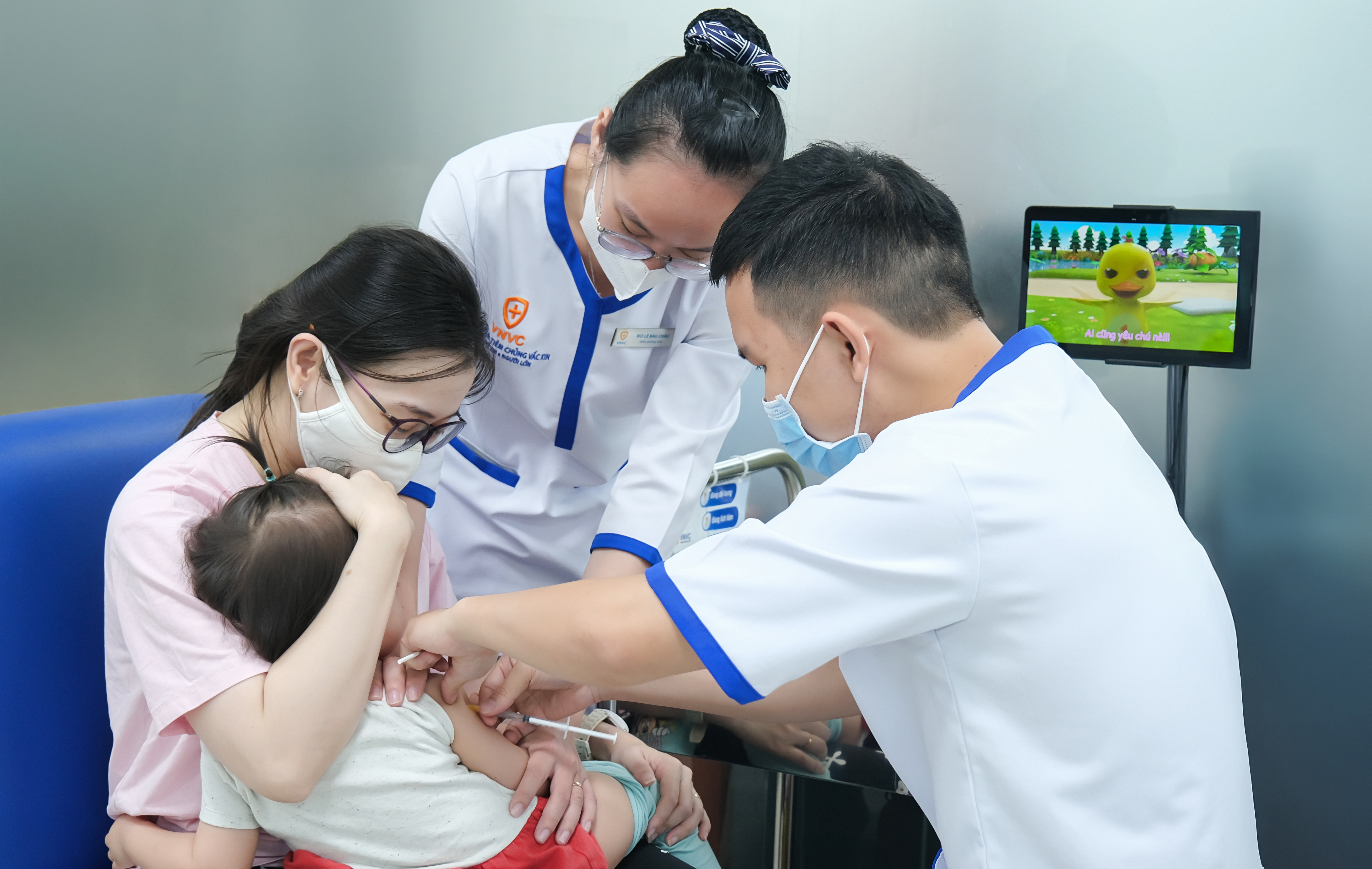 Ti&ecirc;m vaccine cho trẻ để ph&ograve;ng chống bệnh sốt xuất huyết tại một trung t&acirc;m ti&ecirc;m chủng tư nh&acirc;n