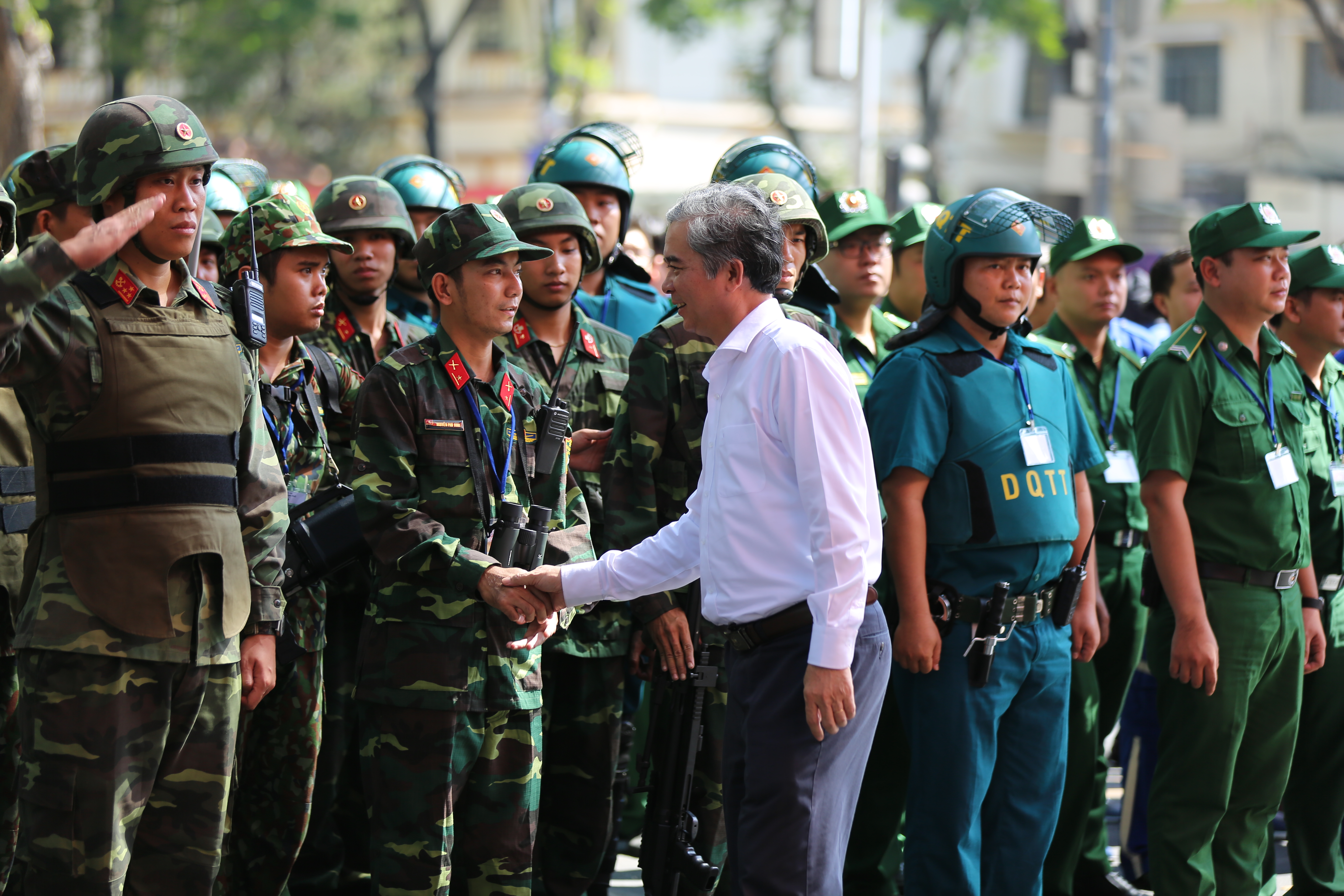 Ph&oacute; Chủ tịch UBND Th&agrave;nh phố Ng&ocirc; Minh Ch&acirc;u bắt tay c&aacute;c lực lượng vũ trang sau diễn tập
