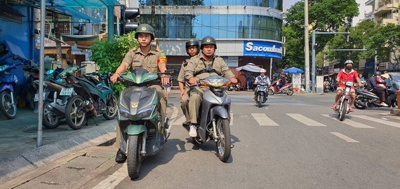 Bảo vệ d&acirc;n phố phường Nguyễn Th&aacute;i B&igrave;nh, quận 1 tuần tra địa b&agrave;n. Ảnh: ĐO&Agrave;N HIỆP