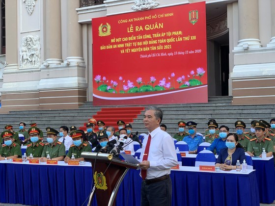 &Ocirc;ng Ng&ocirc; Minh Ch&acirc;u, Ph&oacute; Chủ tịch UBND TPHCM ph&aacute;t biểu chỉ đạo tại buổi lễ ra qu&acirc;n&nbsp;thực hiện đợt cao điểm tấn c&ocirc;ng, trấn &aacute;p tội phạm nhằm bảo đảm an ninh trật tự Đại hội Đảng to&agrave;n quốc lần thứ XIII v&agrave; Tết Nguy&ecirc;n đ&aacute;n T&acirc;n Sửu 2021 s&aacute;ng ng&agrave;y 15/12. Ảnh: CH&Iacute; THẠCH&nbsp;