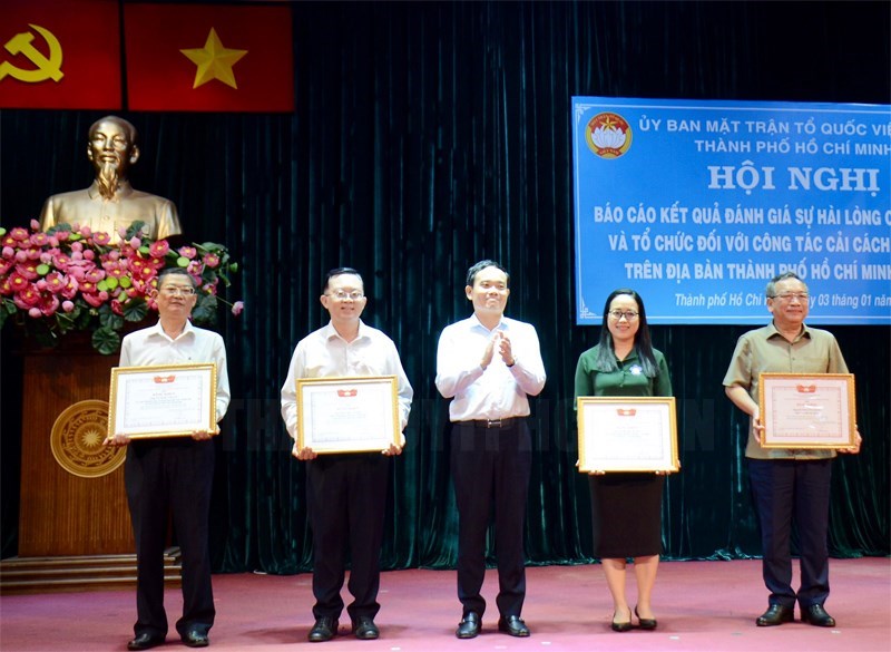 Ph&oacute; B&iacute; thư Thường trực Th&agrave;nh ủy TP Trần Lưu Quang trao Bằng khen cho c&aacute;c c&aacute; nh&acirc;n.