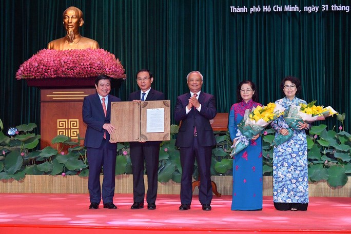 Ng&agrave;y 31/12/2020, Ph&oacute; Chủ tịch Quốc hội U&ocirc;ng Chu Lưu đ&atilde; trao Nghị quyết 1111 cho l&atilde;nh đạo TPHCM