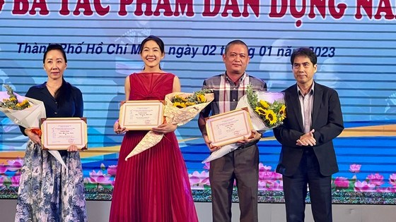 Chủ tịch Li&ecirc;n hiệp c&aacute;c Hội VHNT TPHCM Nguyễn Trường Lưu trao giải A cho 3 t&aacute;c phẩm xuất sắc nhất năm 2022. Ảnh: TH&Uacute;Y B&Igrave;NH