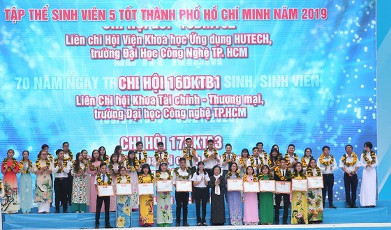 C&aacute;c tập thể sinh vi&ecirc;n 5 tốt nhận bằng khen của Chủ tịch UBND TPHCM. Ảnh: DŨNG PHƯƠNG&nbsp;