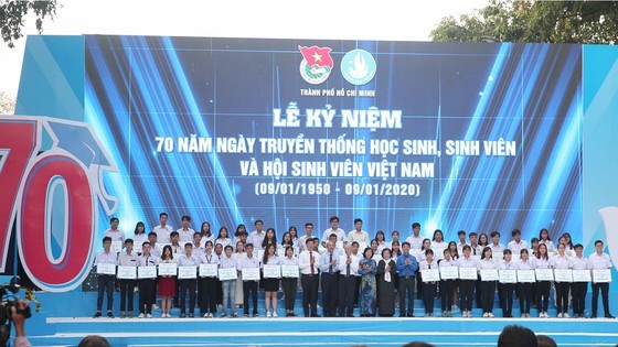 C&aacute;c c&aacute; nh&acirc;n đạt danh hiệu "Sinh vi&ecirc;n 5 tốt" nhiều năm li&ecirc;n tục nhận Bằng khen của Chủ tịch UBND th&agrave;nh phố. Ảnh: DŨNG PHƯƠNG