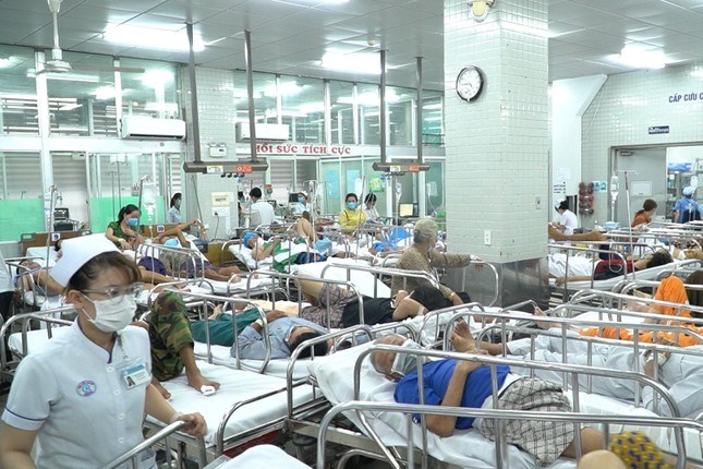Bệnh nh&acirc;n cấp cứu, điều trị tại Bệnh viện Chợ Rẫy trong dịp Tết dương lịch tăng cao.