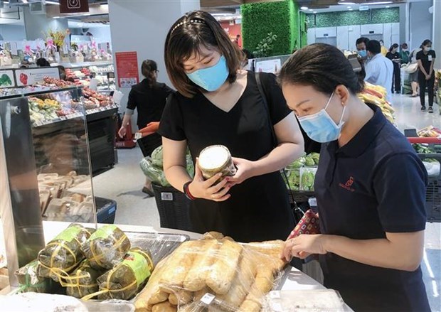 Người tiêu dùng mua sắm thực phẩm tại siêu thị Finelife Supermarket Urban Hill ở quận 7 (Thành phố Hồ Chí Minh). (Ảnh: Mỹ Phương/TTXVN)