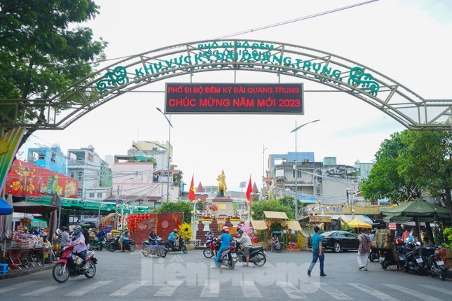 Khu vực cổng ch&agrave;o Phố đi bộ Kỳ Đ&agrave;i Quang Trung trong dịp Tết 2023