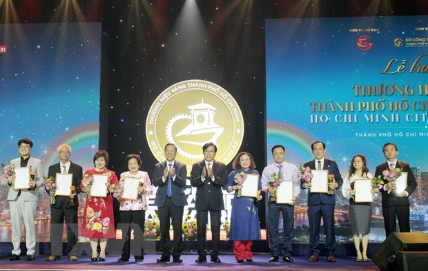 Đại diện các doanh nghiệp nhận giải 'Thương hiệu vàng' Thành phố Hồ Chí Minh lần thứ 3. (Ảnh: Mỹ Phương/TTXVN)