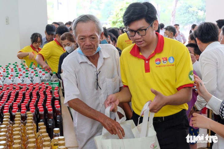 Người d&acirc;n nhận qu&agrave; tại c&aacute;c gian h&agrave;ng ở phi&ecirc;n chợ xu&acirc;n 0 đồng - Ảnh: PHƯƠNG NHI