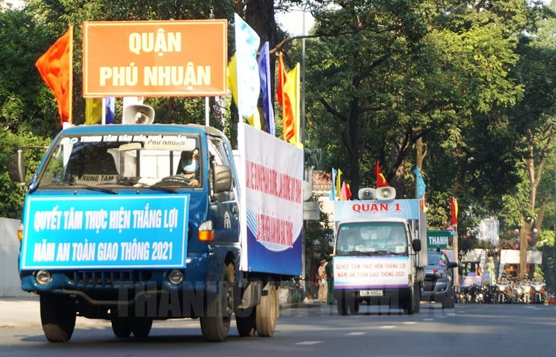 Xe tuy&ecirc;n truyền an to&agrave;n giao th&ocirc;ng sau lễ ra qu&acirc;n.