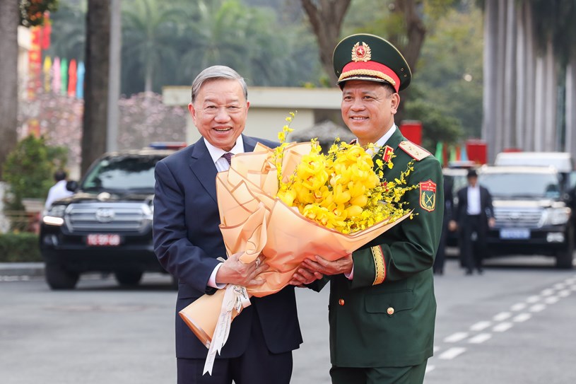 Tư lệnh Qu&acirc;n khu 7 Nguyễn Trường Thắng nhiệt liệt ch&agrave;o mừng Tổng B&iacute; thư T&ocirc; L&acirc;m đến thăm v&agrave; l&agrave;m việc tại Qu&acirc;n khu 7 - Ảnh: QK7&nbsp;&nbsp;