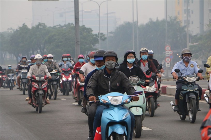 Ng&agrave;y cuối tuần, TPHCM lạnh v&agrave;o s&aacute;ng sớm, nắng n&oacute;ng v&agrave;o buổi trưa. Ảnh: Hữu Huy