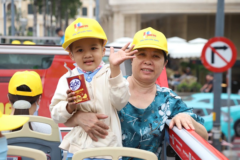 Một bệnh nhi Bệnh viện Nhi đồng 2 c&ugrave;ng mẹ tham quan th&agrave;nh phố tr&ecirc;n xe bu&yacute;t hai tầng v&agrave; nhiều bạn rất th&iacute;ch khi lần đầu ti&ecirc;n được đi xe bu&yacute;t ngắm th&agrave;nh phố từ tr&ecirc;n cao - Ảnh: NGUY&Ecirc;N KHANG