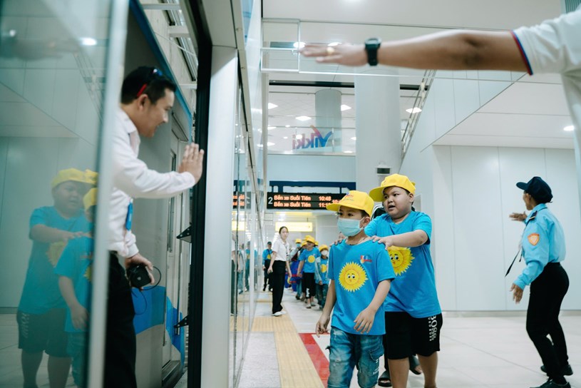 C&aacute;c bạn nhỏ nối đu&ocirc;i nhau v&agrave;o trải nghiệm tuyến metro số 1 - Ảnh: THANH HIỆP