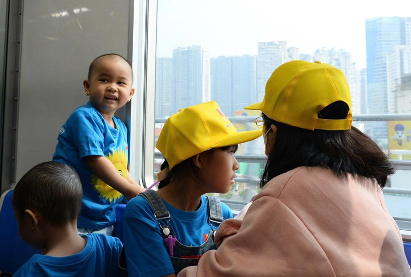 Ngắm cảnh TP.HCM từ t&agrave;u metro số 1 l&agrave; một trải nghiệm mới lạ với c&aacute;c bệnh nhi - Ảnh: HẢI QUỲNH