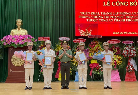 Thiếu tướng L&ecirc; Hồng Nam, Gi&aacute;m đốc C&ocirc;ng an TPHCM, trao Quyết định bổ nhiệm Trưởng, Ph&oacute; Ph&ograve;ng PA05 thuộc C&ocirc;ng an TPHCM