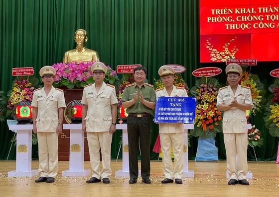 Thiếu tướng Nguyễn Minh Ch&iacute;nh ch&uacute;c mừng v&agrave; tặng qu&agrave; cho Ph&ograve;ng PA05, C&ocirc;ng an TPHCM