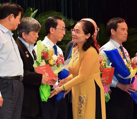 Chủ tịch HĐND TPHCM Nguyễn Thị Lệ tặng Huy hiệu TPHCM cho c&aacute;c ĐBQH. Ảnh: VIỆT DŨNG