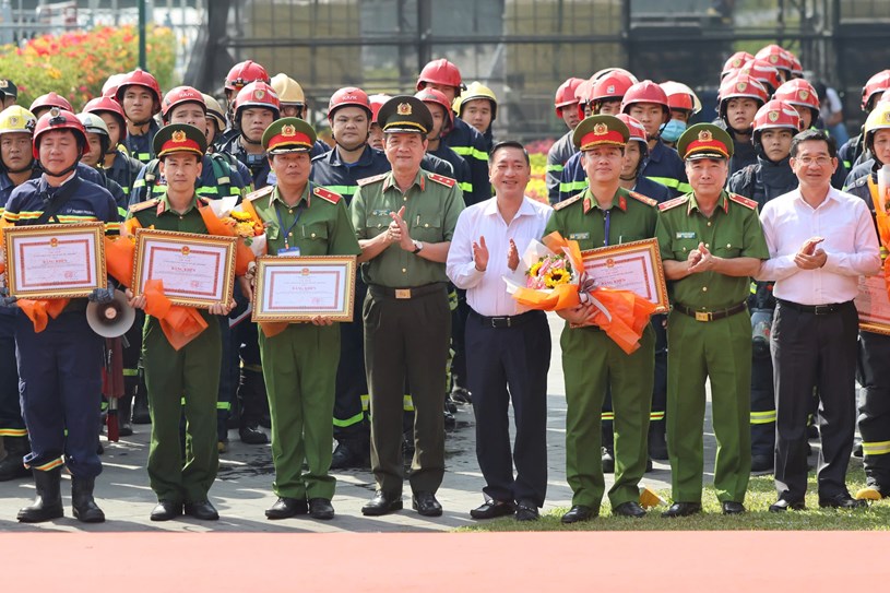 C&aacute;c đồng ch&iacute; l&atilde;nh đạo ch&uacute;c mừng c&aacute;c c&aacute; nh&acirc;n, đơn vị tham gia diễn tập &nbsp;