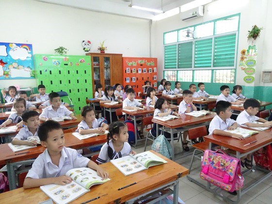 Học sinh lớp 1, Trường Tiểu học Đống Đa (quận T&acirc;n B&igrave;nh) trong giờ học m&ocirc;n tiếng Việt học kỳ 1 năm học 2020-2021