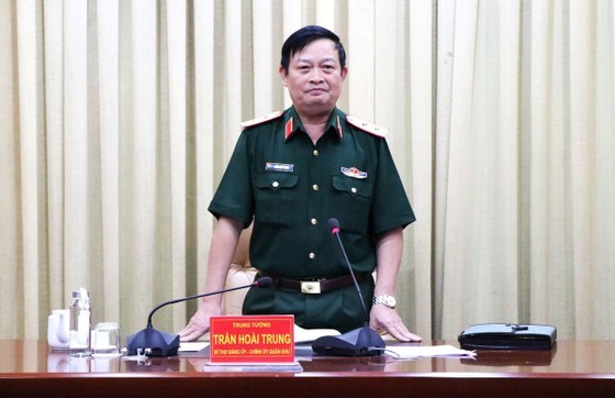 Trung tướng Trần Hoài Trung phát biểu chủ trì buổi họp với các cơ quan, đơn vị - Ảnh: T.Y.