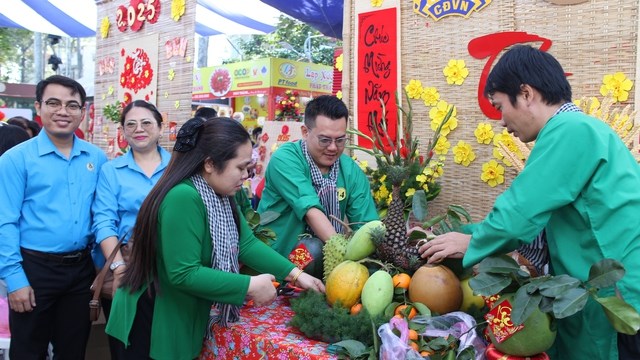 C&aacute;c đội tham gia Hội thi Trang tr&iacute; M&acirc;m ngũ quả ng&agrave;y Tết do LĐLĐ quận 5, TP HCM tổ chức