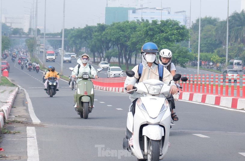 Người đi đường phải kho&aacute;c th&ecirc;m &aacute;o, đeo bao tay để giữ ấm cơ thể. Ảnh: Hữu Huy