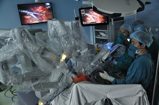 Mổ bằng robot tại Bệnh viện B&igrave;nh D&acirc;n - Ảnh: B&aacute;o Thanh Ni&ecirc;n