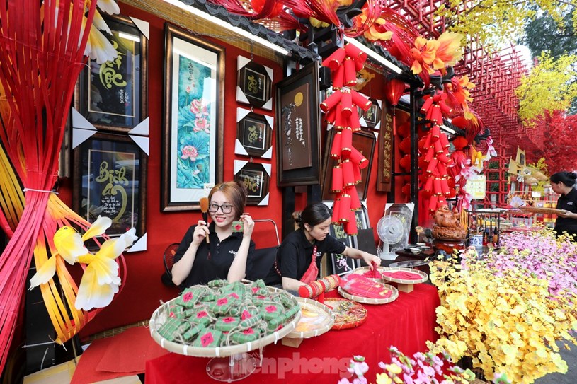 Năm nay, số lượng gian h&agrave;ng của phố &Ocirc;ng đồ tăng th&ecirc;m, trải d&agrave;i từ đường Phạm Ngọc Thạch đến đường Nguyễn Thị Minh Khai.