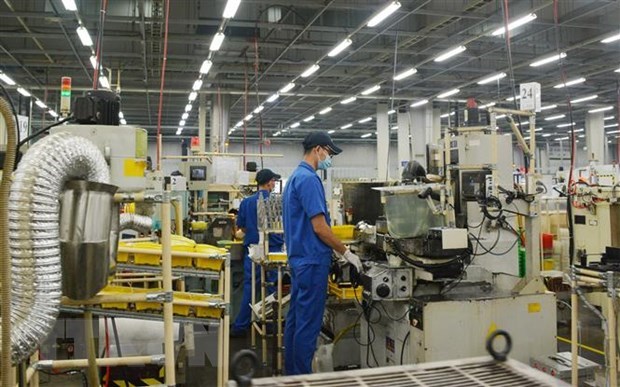 Công nhân làm việc trong ngày đầu thực hiện nới lỏng giãn cách xã hội tại Khu Công nghiệp Linh Trung 1. (Ảnh: Hồng Pha/TTXVN)