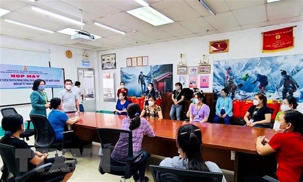 Liên đoàn Lao động quận Bình Tân tổ chức họp mặt và tặng quà Tết Nhâm Dần năm 2022 cho công nhân lao động Công ty TNHH Dinsen Việt Nam có hoàn cảnh khó khăn. (Ảnh: Thanh Vũ/TTXVN)