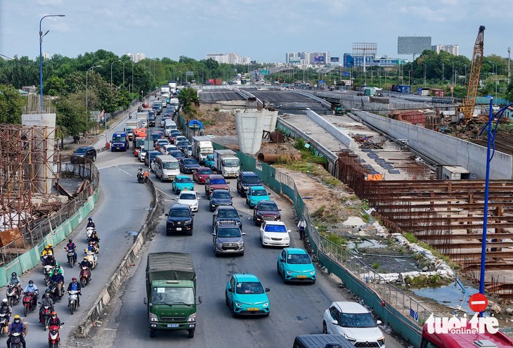 &Ugrave;n ứ giao th&ocirc;ng ở đường dẫn cao tốc ra n&uacute;t giao An Ph&uacute; chiều 15-1 - Ảnh: CH&Acirc;U TUẤN