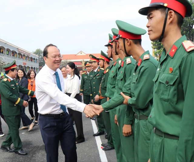 Ph&oacute; B&iacute; thư Thường trực Th&agrave;nh ủy TP HCM Nguyễn Hồ Hải ch&uacute;c mừng c&aacute;c chiến sĩ