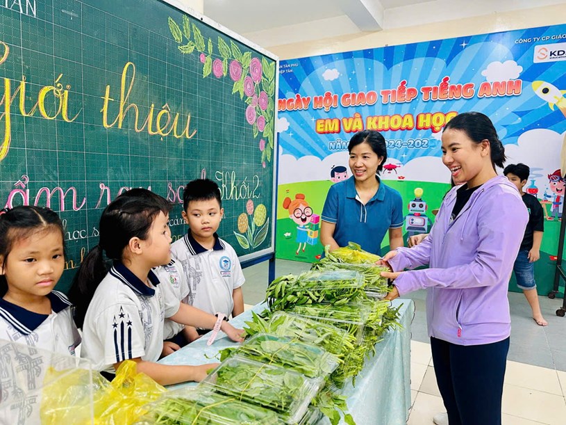 Học sinh Trường tiểu học Hiệp T&acirc;n giới thiệu c&aacute;c loại rau với phụ huynh